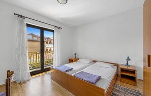 2 bedrooms, iron/ironing board, free WiFi