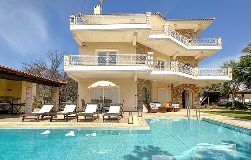 Schönes Haus in Lagonisi mit privatem Swimmingpool, der sowohl drinnen als auch.