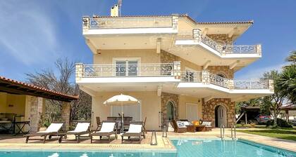 Schönes Haus in Lagonisi mit privatem Swimmingpool, der sowohl drinnen als auch.