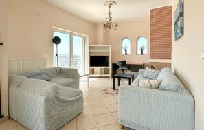 Fernseher, Kamin, Tischfußball, Tischtennisplatte