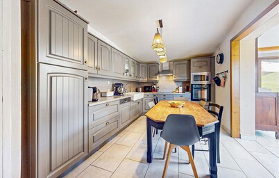 Awesome home in Saint-Oradoux-de-Chiro