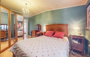 6 bedrooms, iron/ironing board, free WiFi - Awesome home in Saint-Oradoux-de-Chiro (Saint-Oradoux-de-Chiro)