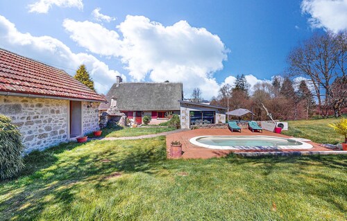Awesome home in Saint-Oradoux-de-Chiro