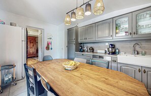 Refrigerador, horno, lavavajillas y utensilios de cocina 
