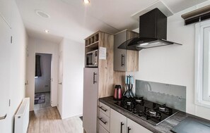 Fridge, stovetop, coffee/tea maker