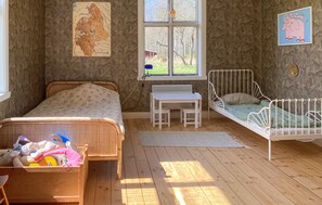 2 bedrooms, travel cot, free WiFi