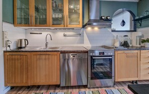 Kjøleskap, oppvaskmaskin og kaffetrakter/tekoker