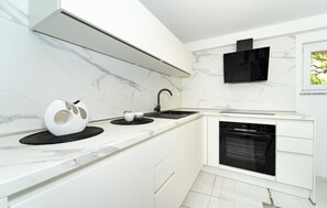 Køleskab, ovn, kogeplade, opvaskemaskine