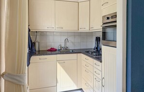 Réfrigérateur, micro-ondes, plaque de cuisson, lave-vaisselle