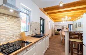 Réfrigérateur, un four, surface de cuisson