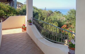 Terrace/patio - Nice home in Loc.ta Marina di Guttu (Loc.ta Marina di Guttu)