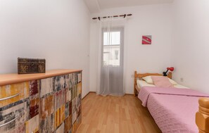 2 bedrooms, travel crib, free WiFi, bed sheets
