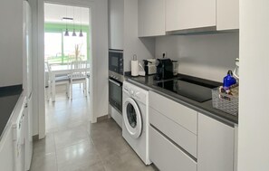 Refrigerador, microondas, parrilla de estufa y lavavajillas