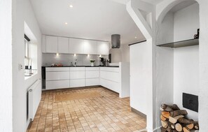 Refrigerador, horno, parrilla de estufa y cafetera y tetera 