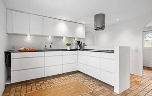 Kjøleskap, ovn, kokeplater og kaffetrakter/tekoker