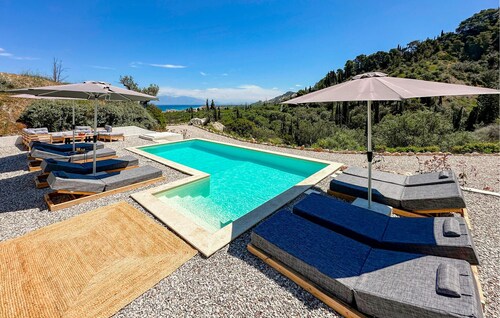 Amazing home in Xylokastro with house a mountain view