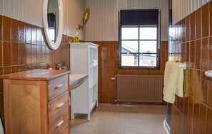 Shower - Awesome home in Asarum with sauna (Asarum)