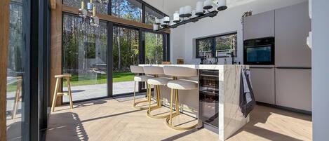 Fridge, oven, dishwasher, coffee/tea maker