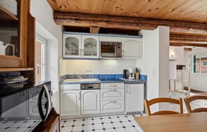 Geladeira, micro-ondas, cooktop, lava-louças