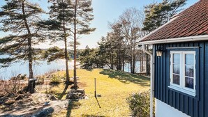 A cabin with a view of a lake, surrounded by trees. - 5 bedroom lovely home in Tanumshede (Tanumshede)
