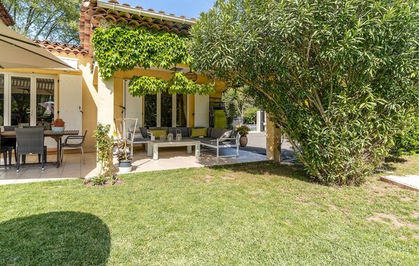 Outdoor dining - Stunning home in Saint-Raphaël (Saint-Raphaël)