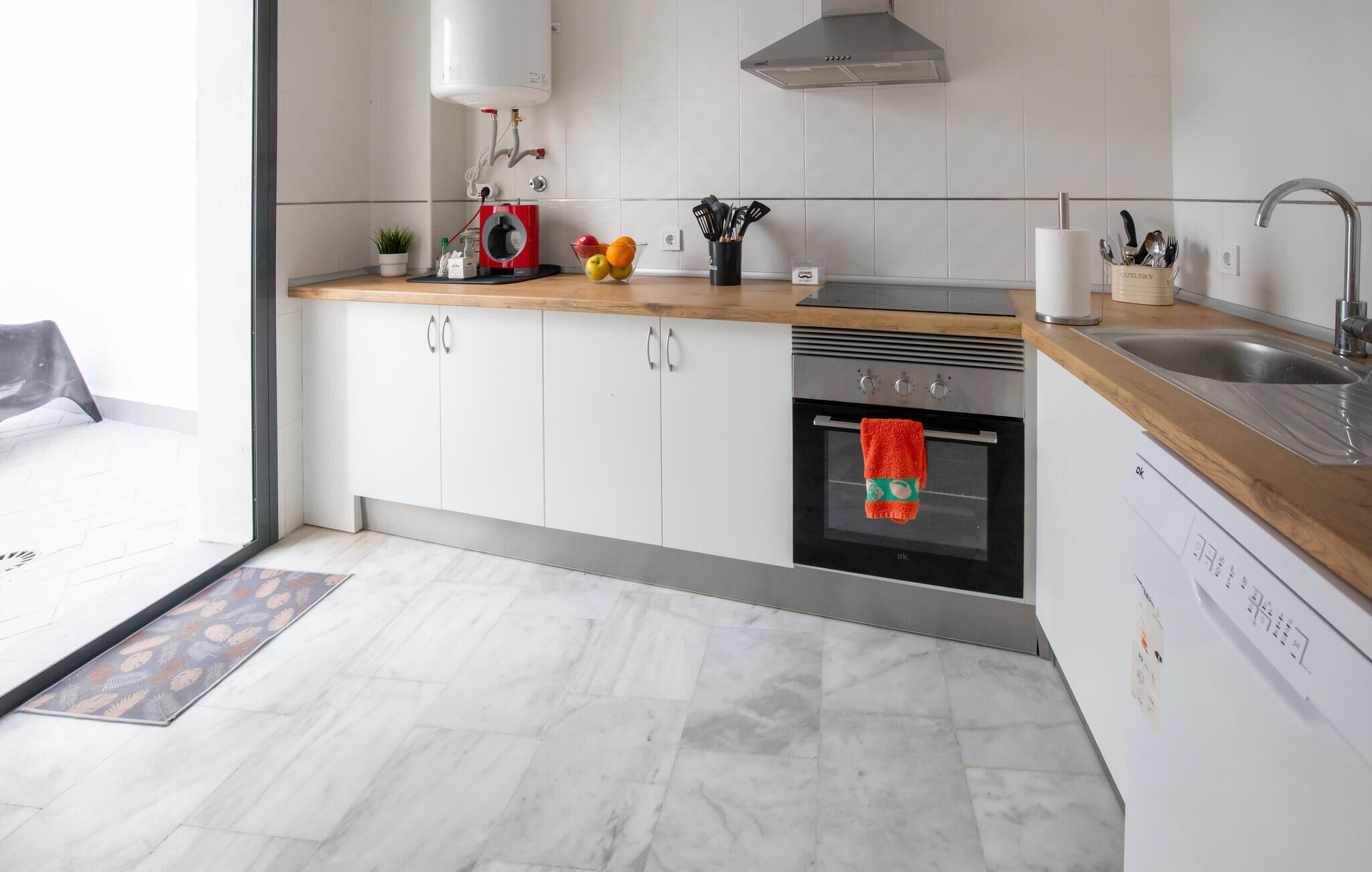 Een koelkast, een magnetron, een oven, een kookplaat