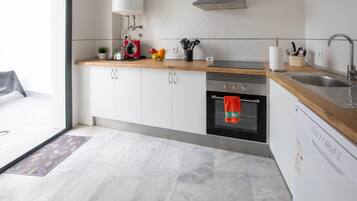 Een koelkast, een magnetron, een oven, een kookplaat
