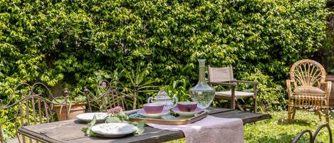 تناول الطعام بالخارج