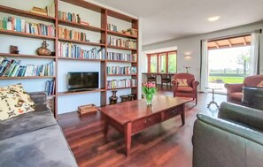 智能电视、壁炉、桌上足球、立体声音响