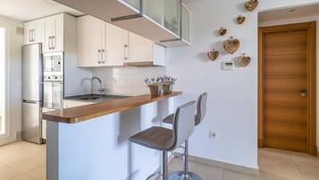 Een koelkast, een kookplaat, een vaatwasser