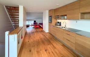 Kühlschrank, Geschirrspüler, Wasserkocher mit Kaffee-/Teezubehör