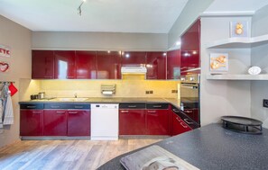 Réfrigérateur, un four, lave-vaisselle, cafetiÚre-théiÚre