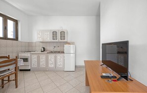 Een koelkast, een oven, een kookplaat, een koffiezetapparaat/waterkoker