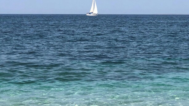 Un voilier sur une mer calme.