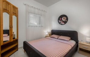 2 bedrooms, iron/ironing board, free WiFi