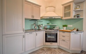 Frigorífic, placa de cuina, rentaplats i cafetera i tetera 