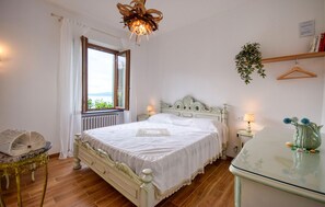 2 bedrooms, iron/ironing board, travel cot, free WiFi