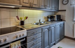 Réfrigérateur, un four, surface de cuisson, lave-vaisselle