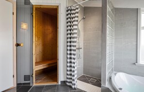 Shower - Gorgeous home in Otterup with sauna (Otterup)