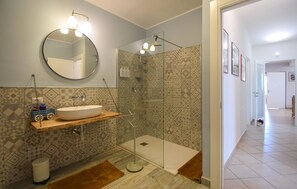 Douche, sèche-cheveux