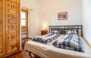 4 bedrooms, travel cot, free WiFi, bed sheets