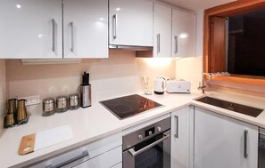 Réfrigérateur, micro-ondes, plaque de cuisson, lave-vaisselle