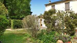 A house with a garden, a pathway, and a large tree. - Lovely home in Orange with WiFi (Orange)