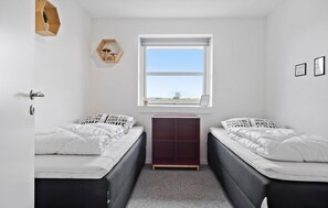 4 habitaciones, tabla de planchar con plancha y cuna de viaje 
