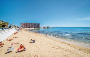 A beach with a large hotel in the background. - Gorgeous apartment in Torrevieja (Torrevieja)