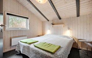 3 bedrooms, travel crib, free WiFi - Awesome home in Blåvand with sauna (Blåvand)