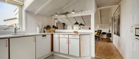 Frigorífico, horno, placa de cocina y lavavajillas