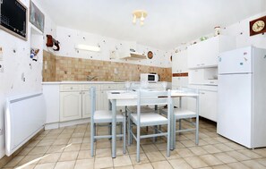 Geladeira, fogão, cooktop, cafeteira/chaleira