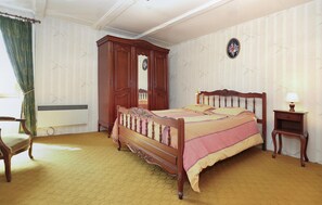 2 bedrooms, travel cot