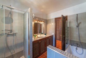 Shower - Stunning home in Cala d'Or with private swimming pool, can be inside or outside (Cala d'Or)